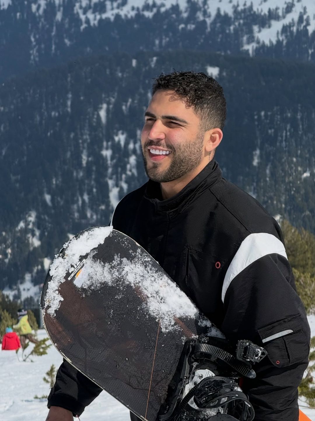 Pedro Silvestrini com prancha de snowboard na Bulgária
